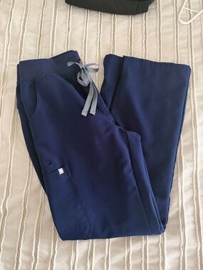 Figs Technical Collection Scrub Pants in Navy size small